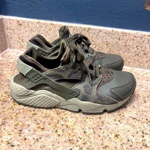 Nike huaraches Olive Green Good condition
